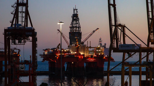 Photo d'une plate-forme pétrolière de nuit