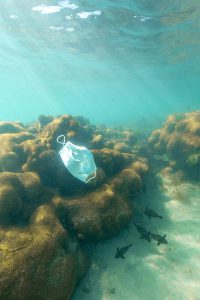 Photo d'un masque médicale flottant dans l'océan